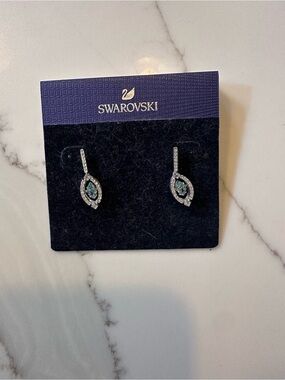 AUTHENTIC SWAROVSKI BRAND NEW Sparkling Dance Pierced Earrings Green 5485723